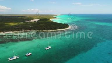 从空中俯瞰加勒比海的海水。 双体船和远洋快艇。